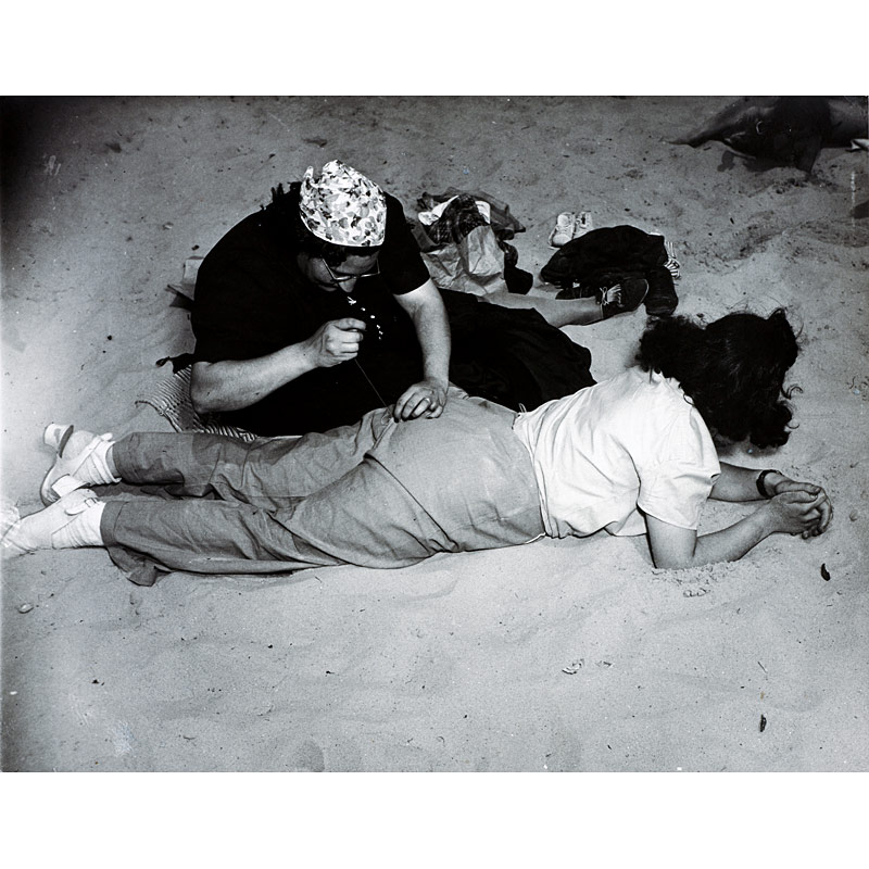 Weegee (1899–1968), ›A Stitch in Time at Coney Island‹