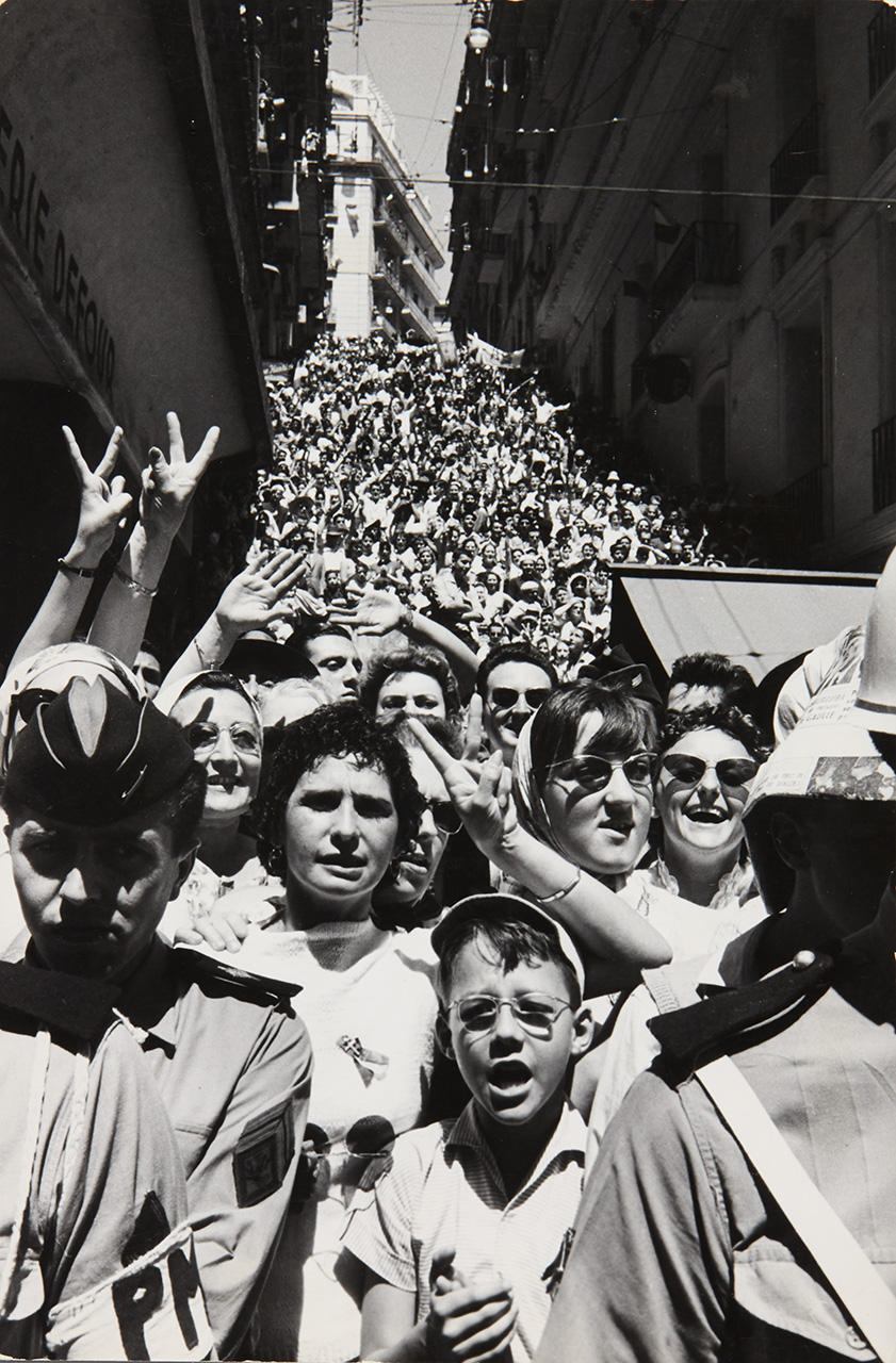 ERICH LESSING (* 1923) Crowds welcoming General Charles De Gaulle, Algiers 1958