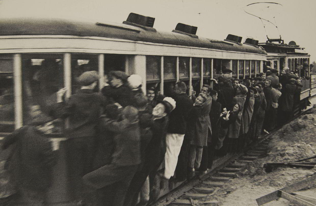 IVAN SHAGIN (1904–1982) Auf dem Weg zum Fußballspiel / Going to see a football game, USSR 1933