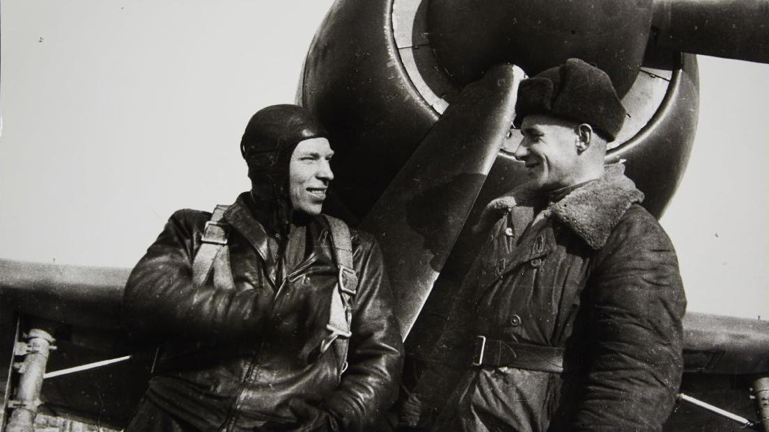ALEXANDER STANOVOV (* 1921) Pilot und Mechaniker mit dem neuem Kampfflugzeug Lavochkin La-7 / Pilot and his mechanic with the new fighter Lavochkin La-7, USSR 1945 ALEXANDER STANOVOV (* 1921) Pilot und Mechaniker mit dem neuem Kampfflugzeug Lavochkin La-7 / Pilot and his mechanic with the new fighter Lavochkin La-7, USSR 1945