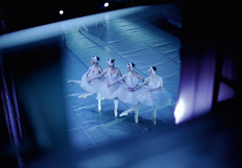 Lvov Ballet: Swan Lake (from the series 'Dancing the night away'), Simon Crofts (* 1966)