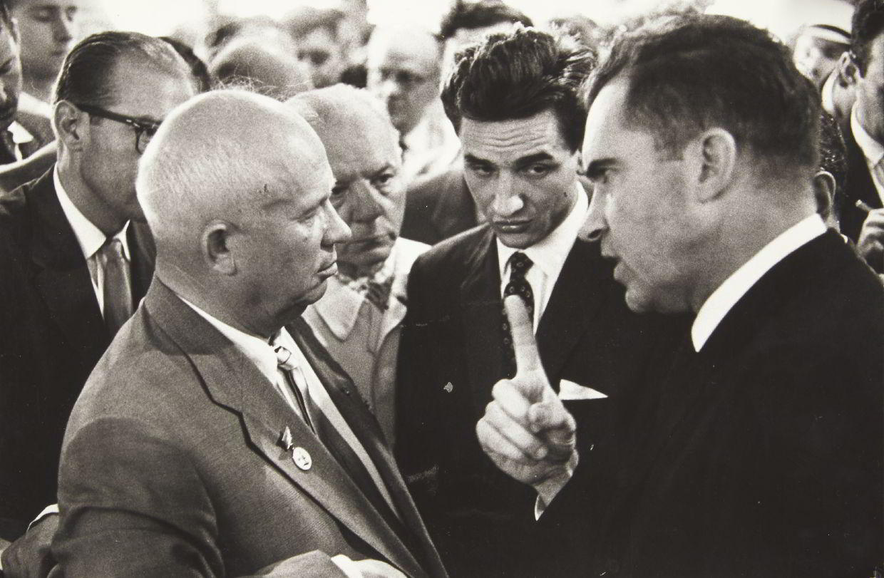 ELLIOTT ERWITT (* 1928) ‘The Kitchen Debate’ (Nikita Khrushchev, Richard Nixon), Moscow July 24th, 1959 ELLIOTT ERWITT (* 1928) ‘The Kitchen Debate’ (Nikita Khrushchev, Richard Nixon), Moscow July 24th, 1959