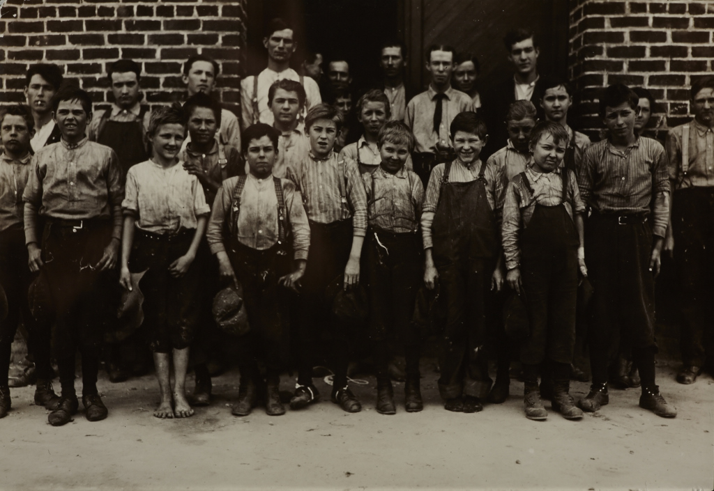 LEWIS HINE (1874–1940) Kinderarbeiter / Child labourers, c. 1910