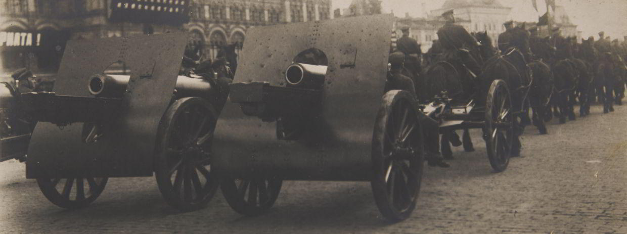 ALEXANDER RODCHENKO (1891–1956) Kanonen in einer Parade / Cannons at a parade, Moscow c. 1925 ALEXANDER RODCHENKO (1891–1956) Kanonen in einer Parade / Cannons at a parade, Moscow c. 1925
