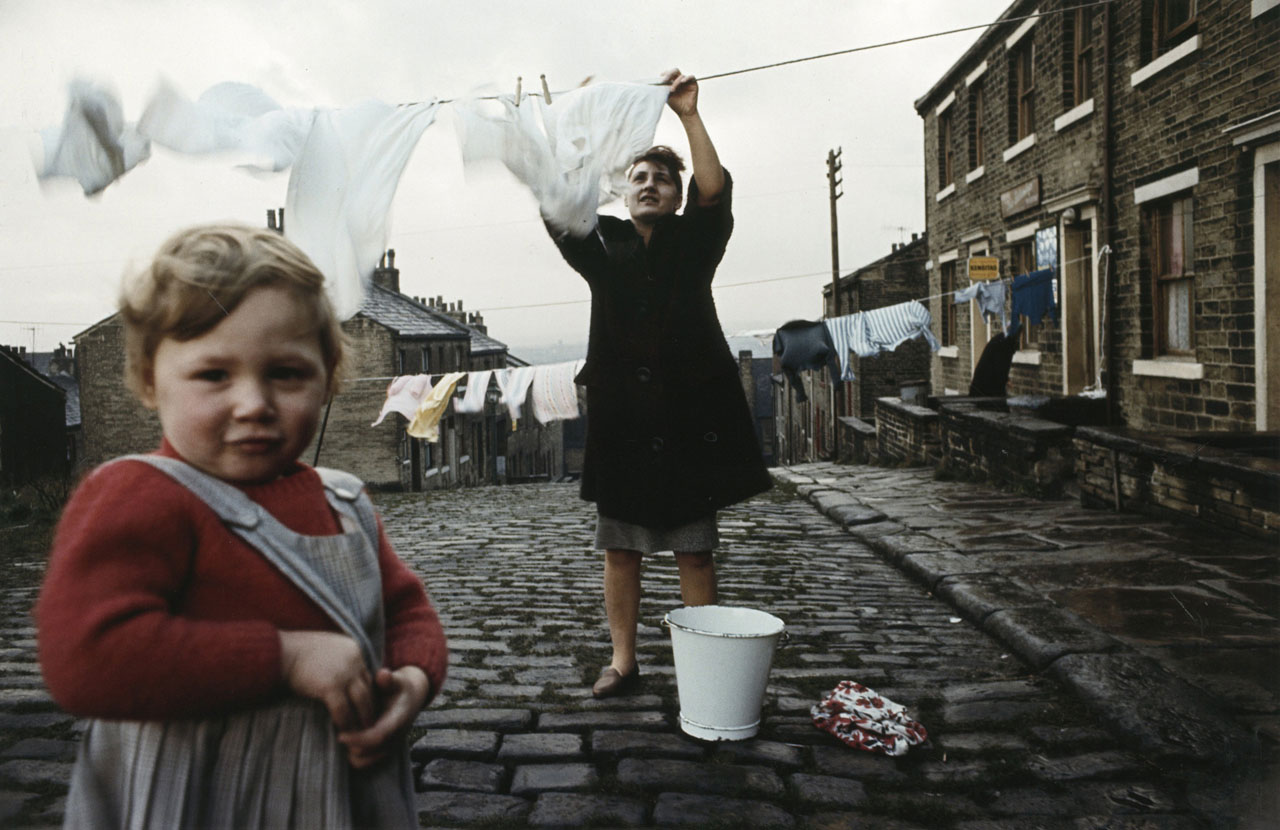 JOHN BULMER (* 1938) - Woman hanging washing out, Halifax 1965 JOHN BULMER (* 1938) - Woman hanging washing out, Halifax 1965