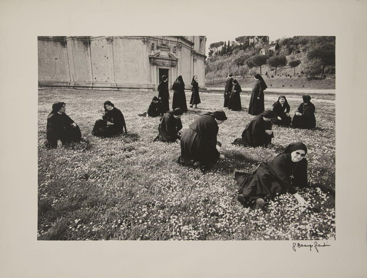 GIANNI BERENGO GARDIN (* 1930) Nonnen in der Wiese / Nuns in the meadow, 1970s