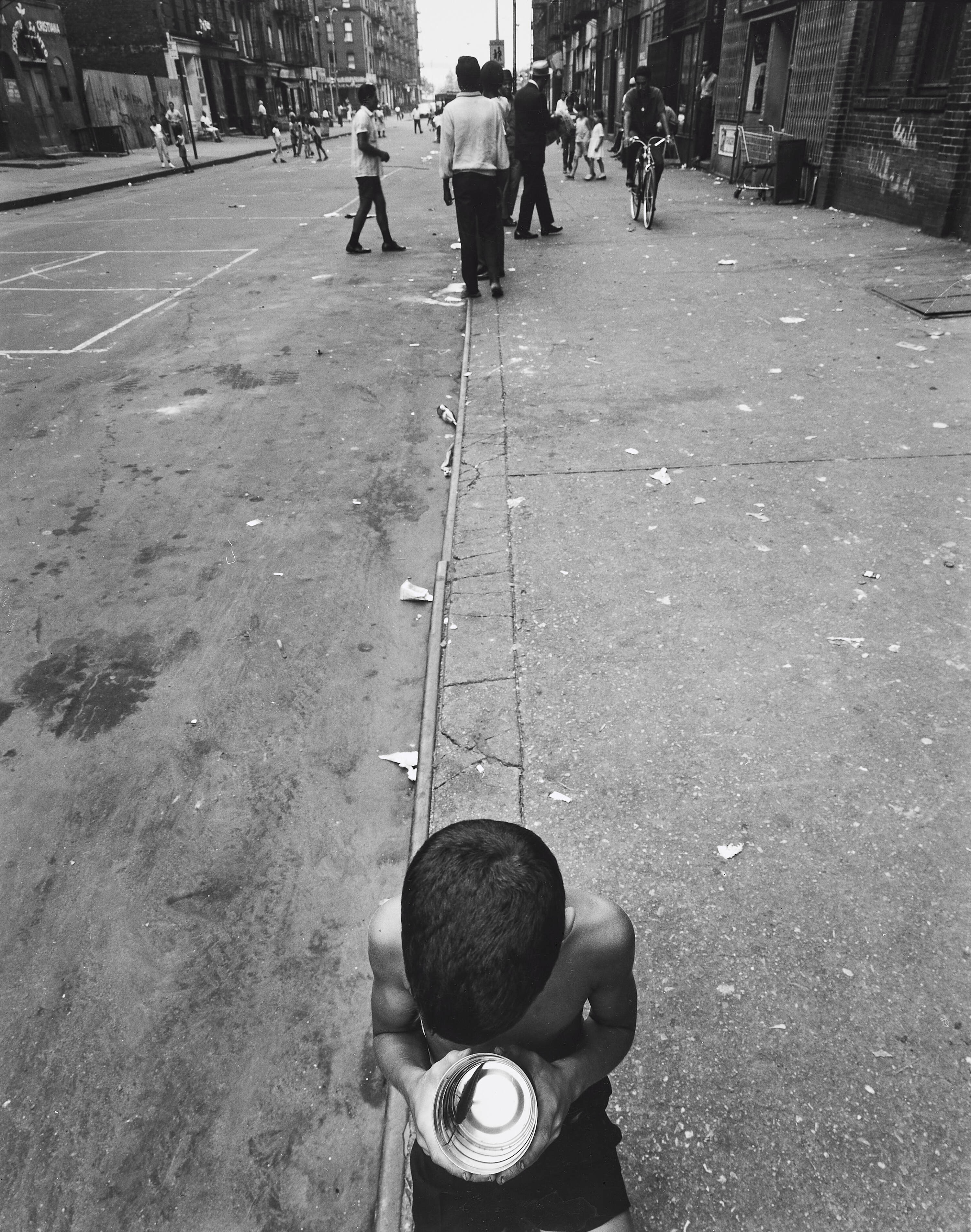 BRUCE DAVIDSON (* 1933) - East 100th Street, NYC 1966