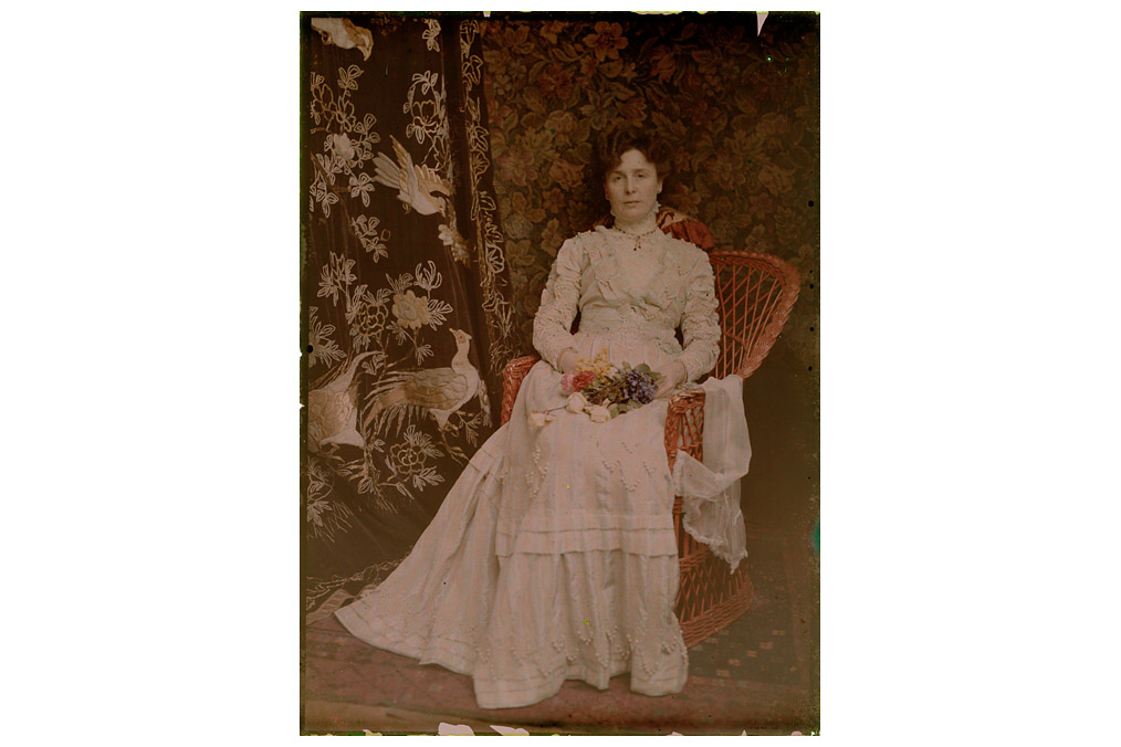 Woman with bouquet, Anonym, Munich Photographer