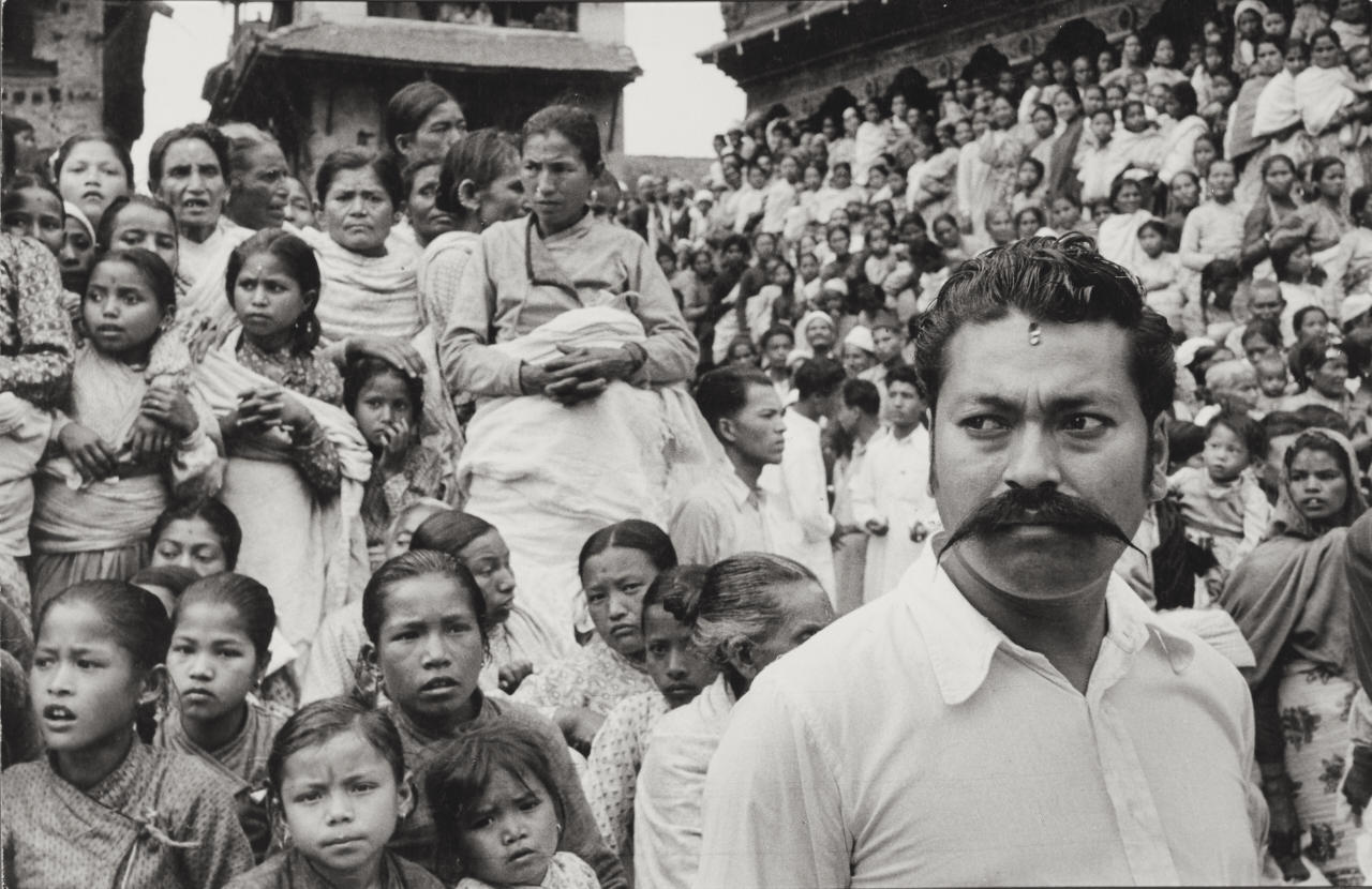 MARC RIBOUD (* 1923) People in front of temple, Nepal 1956 *