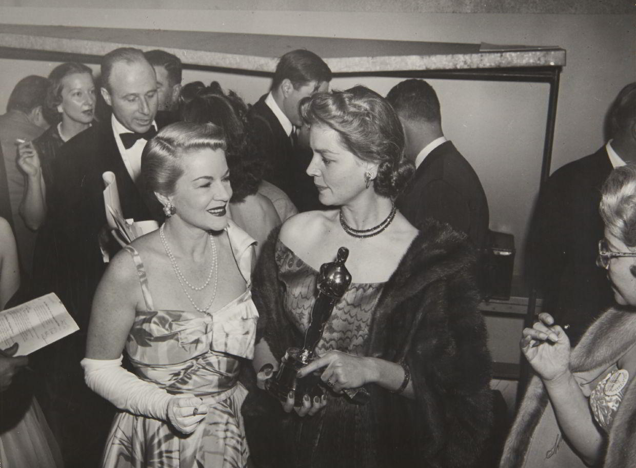 WEEGEE (1899–1968) Lauren Bacall mit dem Oscar von Humphrey Bogart / Lauren Bacall with Humphrey Bogart's Oscar, Hollywood 1952 WEEGEE (1899–1968) Lauren Bacall mit dem Oscar von Humphrey Bogart / Lauren Bacall with Humphrey Bogart's Oscar, Hollywood 1952