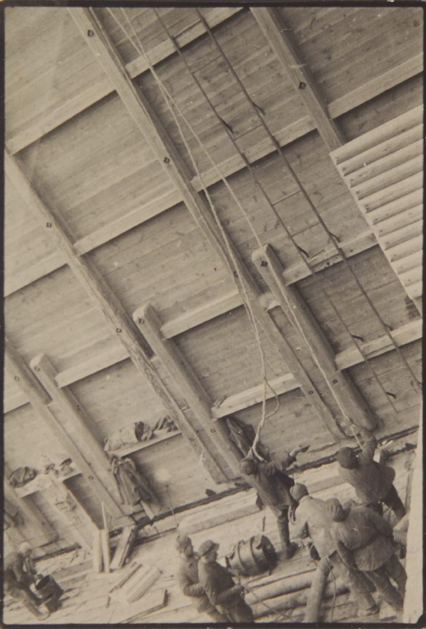 ALEXANDER RODCHENKO (1891–1956) Arbeiten in der Schleusenkammer - Bau des Weissmee-Ostsee-Kanals / Workers in a lock chamber - Construction of the White Sea-Baltic Canal, White Sea, USSR 1933