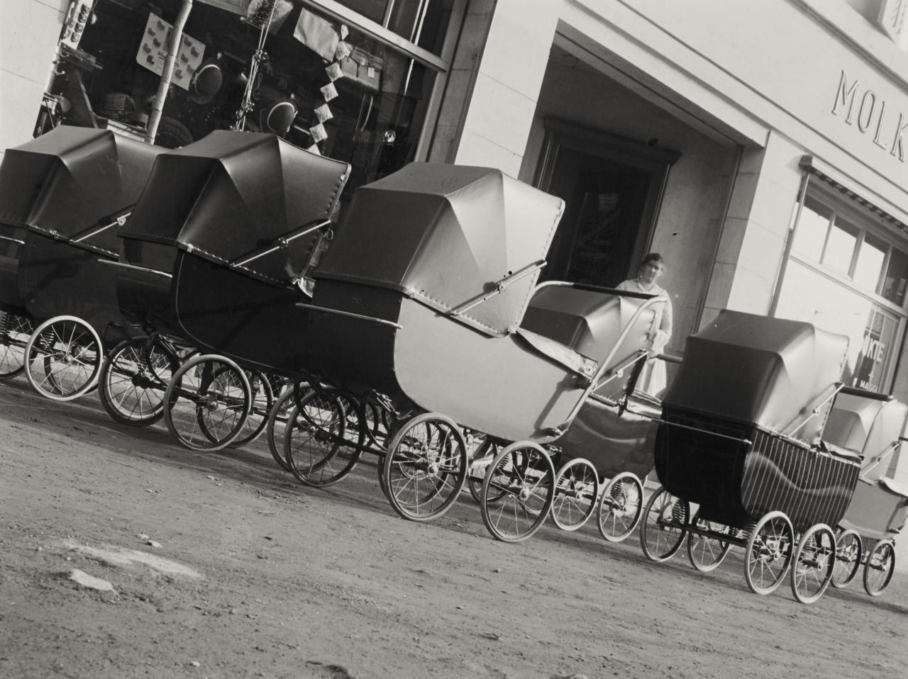 ANTON STANKOWSKI (1906–1998) Kinderwagen, 1931