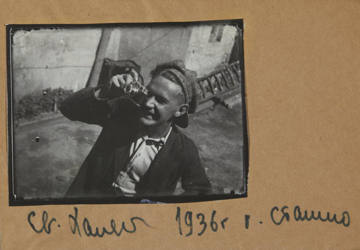 ANONYMOUS PHOTOGRAPHER Jewgeni Chaldei mit seiner Leica III / Yevgeni Khaldei with his Leica III, USSR 1936