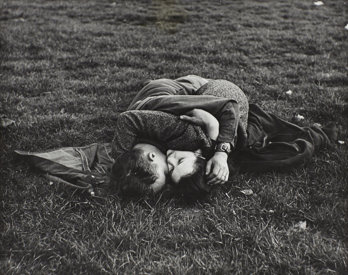 RALPH MORSE (* 1917) ‘Love’ (Amerikanischer Soldat mit englischer Freundin / American soldier and his English girlfriend), Hyde Park, London May 1944