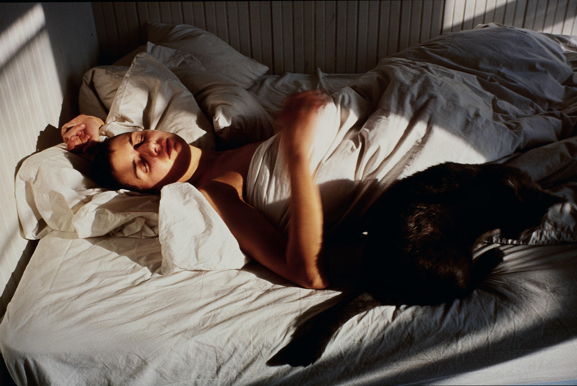 NAN GOLDIN (* 1953) ‘Siobhan Sleeping with a Cat, N.Y’, 1993