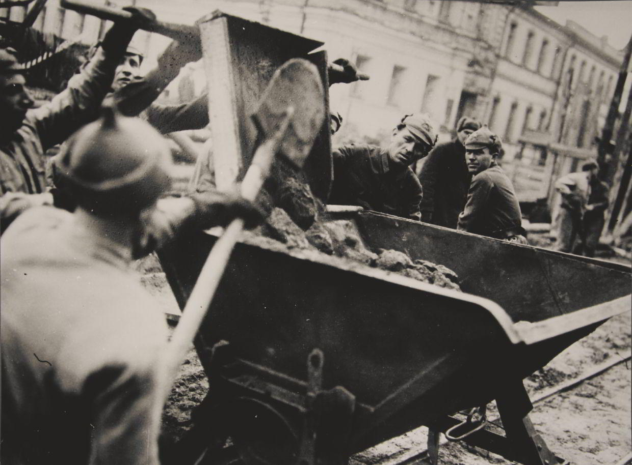 ALEXANDER USTINOV (1909–1995) Bau der Moskauer Metro / Construction of the Moscow subway, Moscow 1933