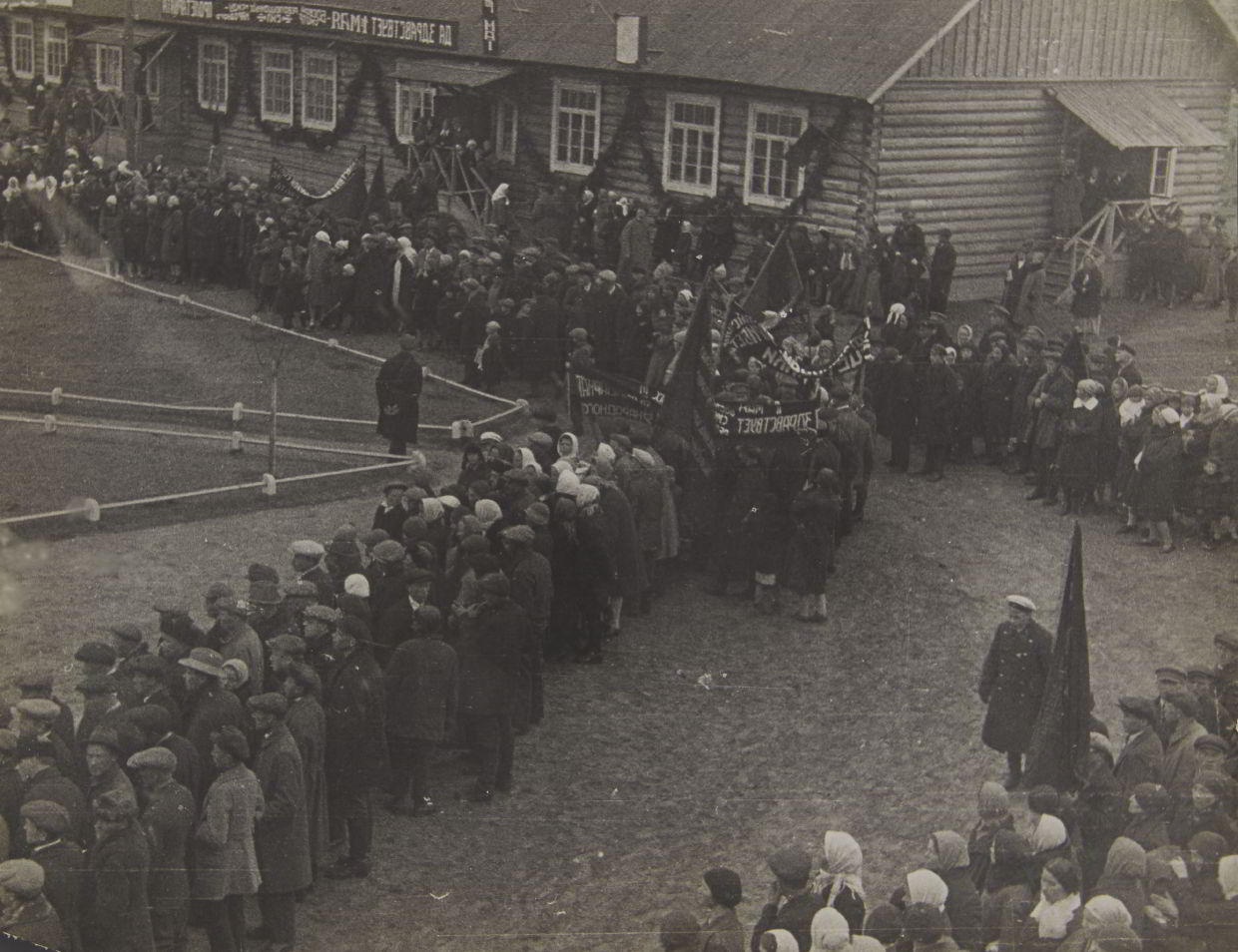ALEXANDER RODCHENKO (1891–1956) Arbeiterdemonstration / Workers’ demonstration, USSR c. 1925 ALEXANDER RODCHENKO (1891–1956) Arbeiterdemonstration / Workers’ demonstration, USSR c. 1925