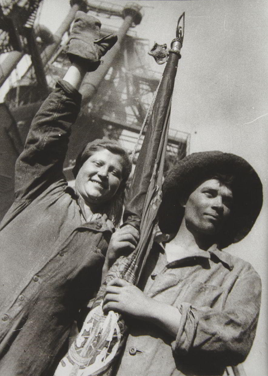 ANATOLY SKURIKHIN (1900–1997) Bauarbeiter errichten den Hochofen von Kuznezk / Kuznetsk's foundary constructors, USSR 1931