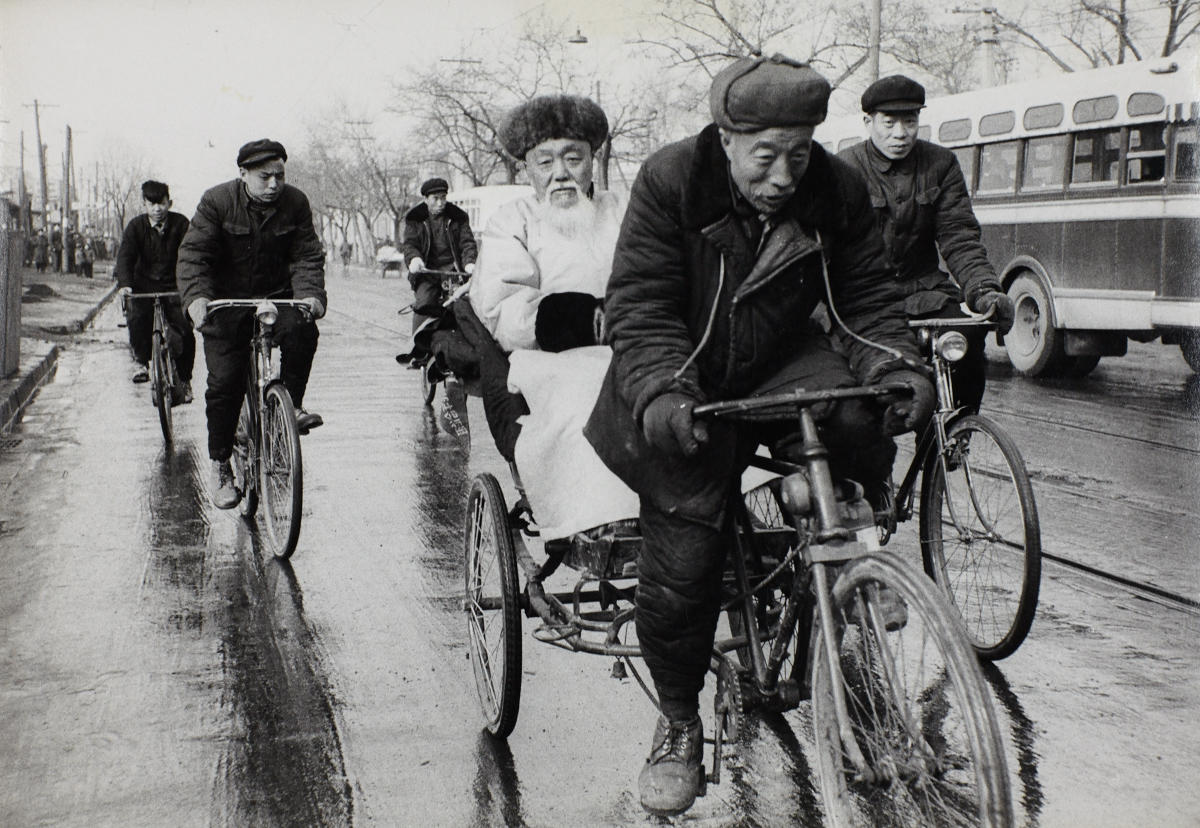 MARC RIBOUD (* 1923) ‘Dans une rue de Pékin’, China 1957