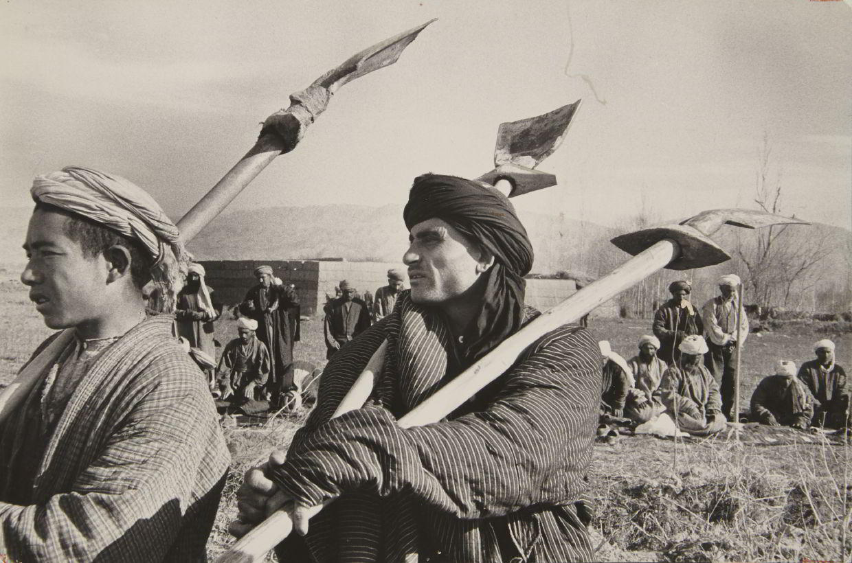 MARC RIBOUD (* 1923) Ländliche Beerdigung / Rural funeral ceremony, Afghanistan 1955