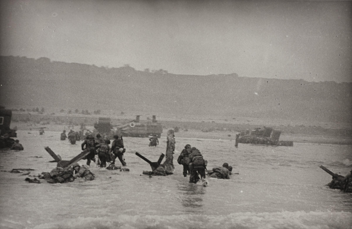 ROBERT CAPA (1913–1954) Omaha Beach, June 6th 1944 ROBERT CAPA (1913–1954) Omaha Beach, June 6th 1944