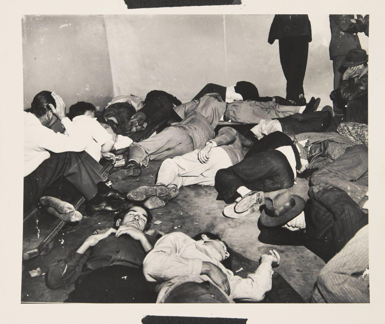 WEEGEE (1899–1968) Ausnüchterungszelle / Drunk tank, New York 1950