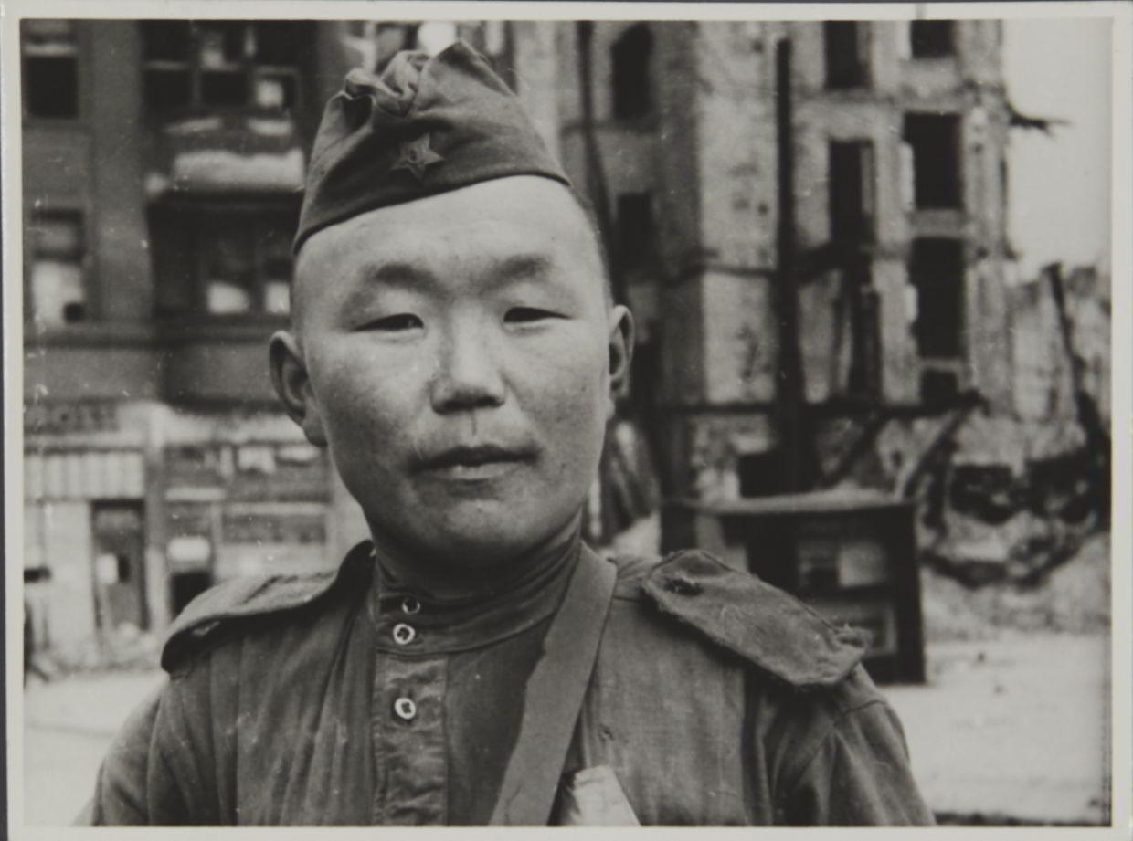 YEVGENI KHALDEI (1917–1997) Soldat / Soldier, USSR 1941-45 YEVGENI KHALDEI (1917–1997) Soldat / Soldier, USSR 1941-45