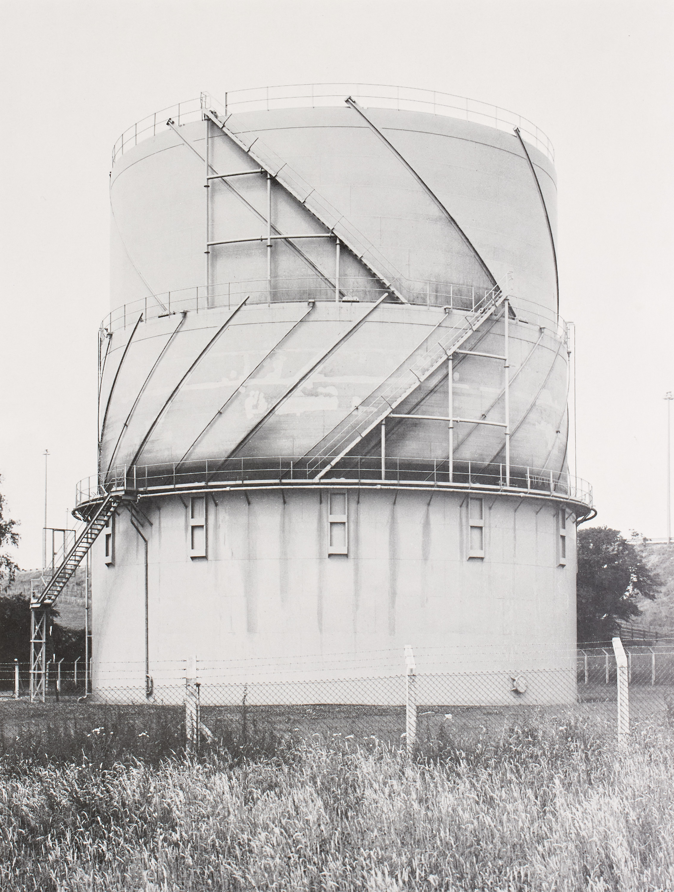 BERND BECHER (1931–2007) HILLA BECHER (1934–2015) - Vier Gasometer (Anonyme Skulpturen), 1973