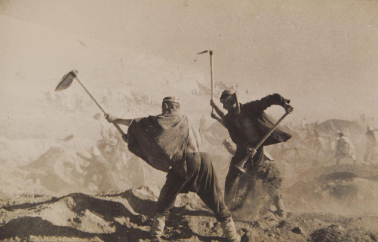 MAX ALPERT (1899–1980) Bau des Fergana-Kanals - Die ersten Schläge mit der Hacke / Construction site of the Fergana Grand Canal - the first strokes, Uzbek SSR 1939 MAX ALPERT (1899–1980) Bau des Fergana-Kanals - Die ersten Schläge mit der Hacke / Construction site of the Fergana Grand Canal - the first strokes, Uzbek SSR 1939