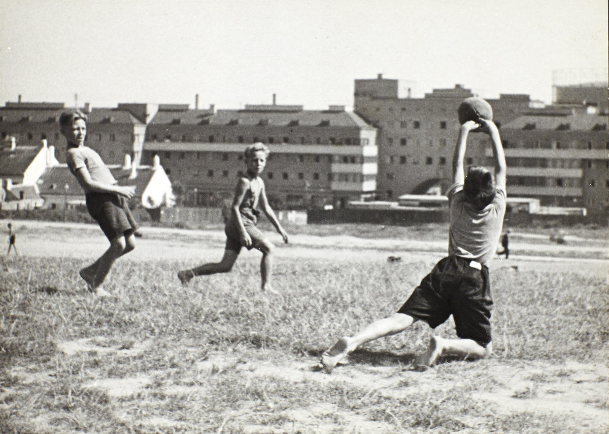 LOTHAR RÜBELT (1901–1990) Wiener Kinder beim Fußballspielen, Karl-Marx-Hof c. 1950