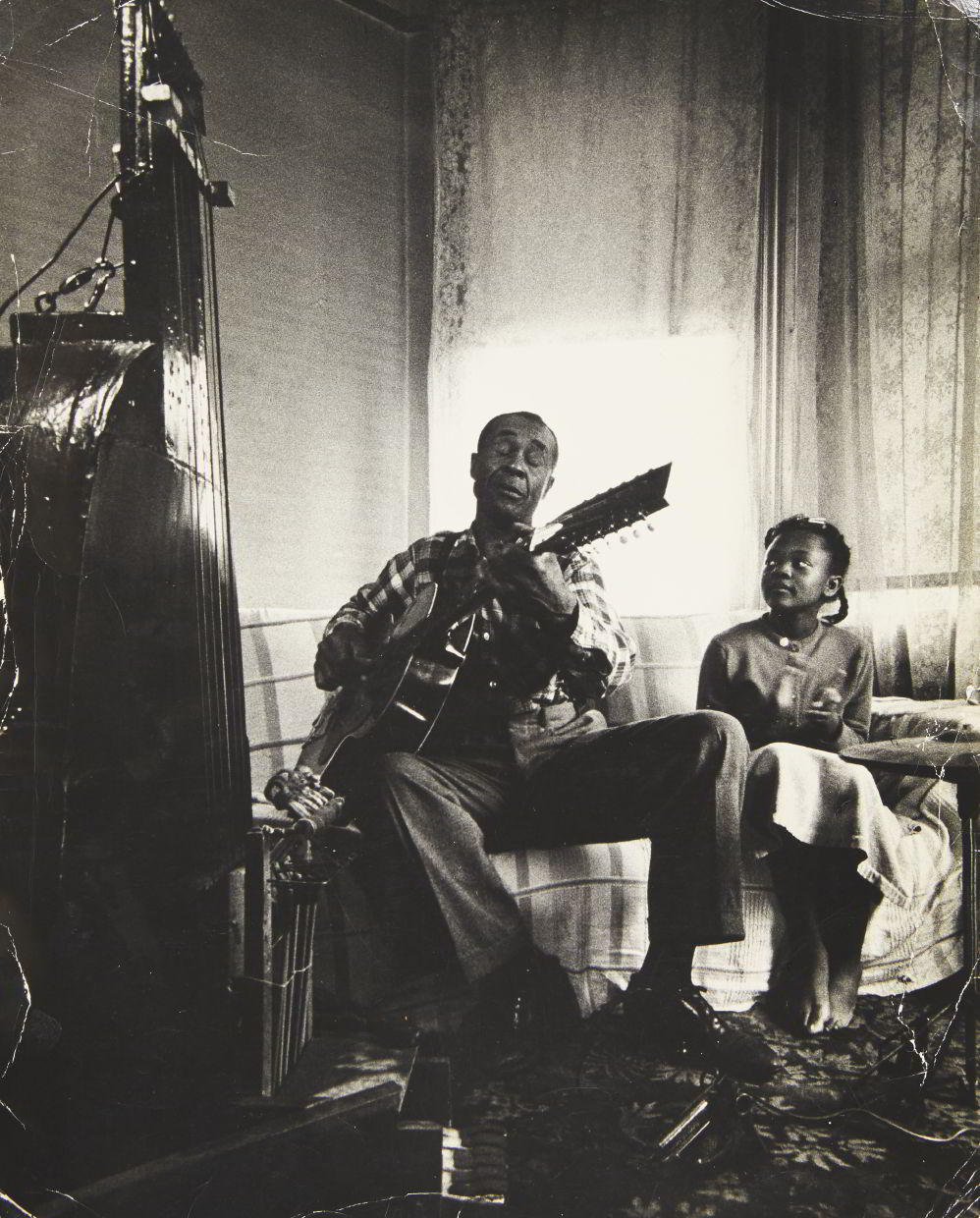 DENNIS STOCK (1928–2010) Jesse Fuller mit seiner Tochter / with his daughter, Oakland, California 1958 DENNIS STOCK (1928–2010) Jesse Fuller mit seiner Tochter / with his daughter, Oakland, California 1958
