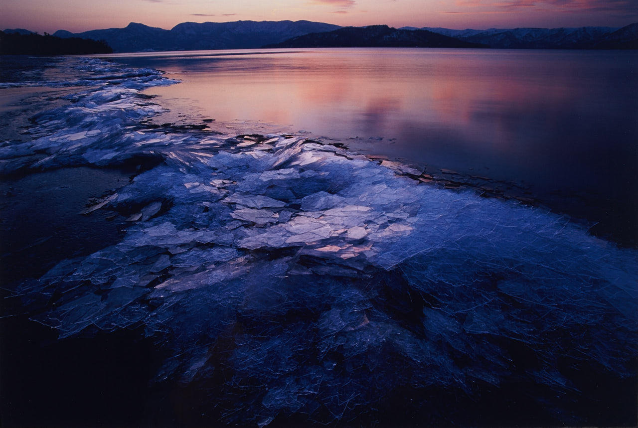 TAKEUCHI TOSHINOBU (* 1943) Frozen lake, Japan 2000