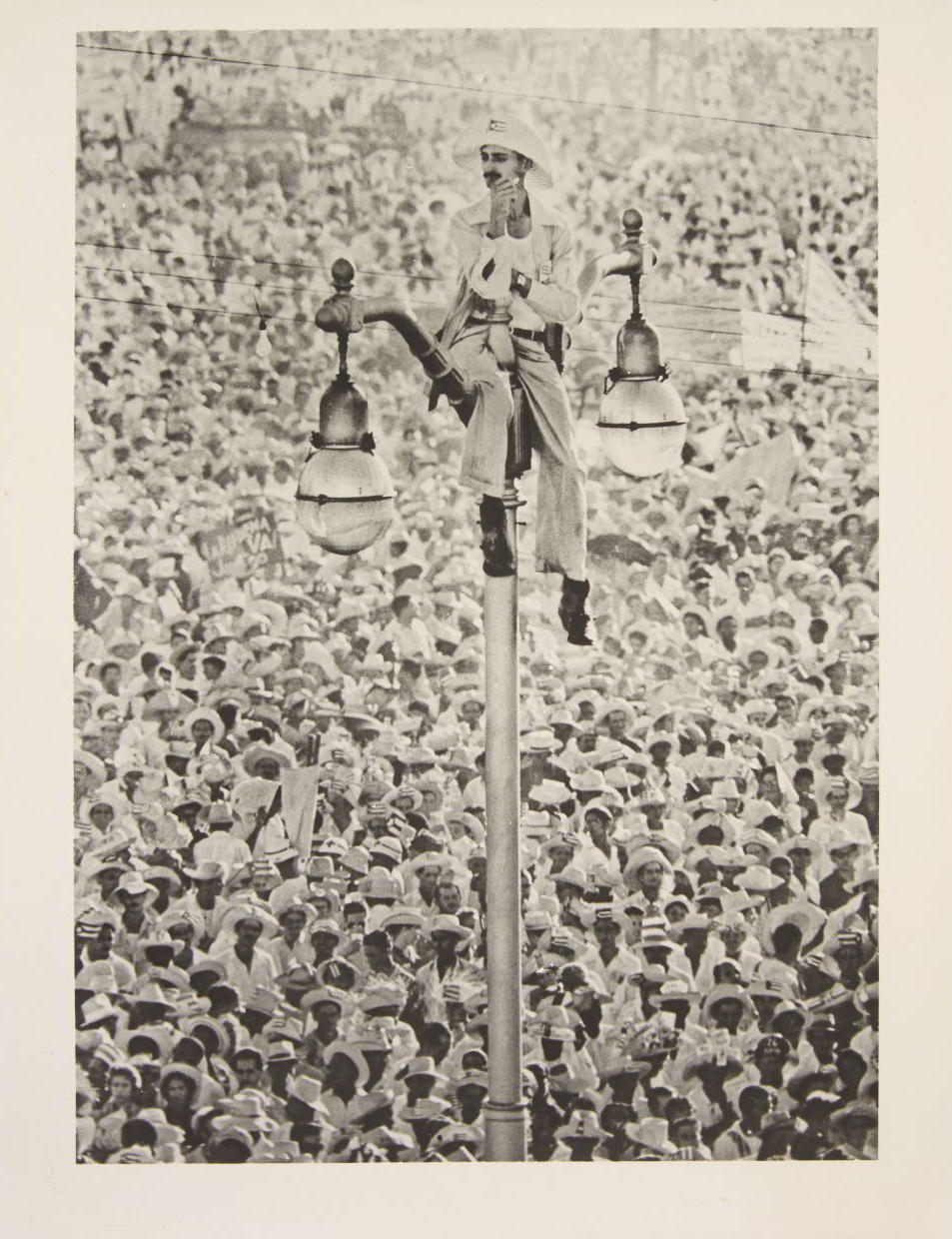 ALBERTO KORDA (1928–2001) ‘El Quijote de la Farola’ (Don Quijote von der Strassenlaterne / Don Quixote of the Lamp-post), Havana 1959 ALBERTO KORDA (1928–2001) ‘El Quijote de la Farola’ (Don Quijote von der Strassenlaterne / Don Quixote of the Lamp-post), Havana 1959