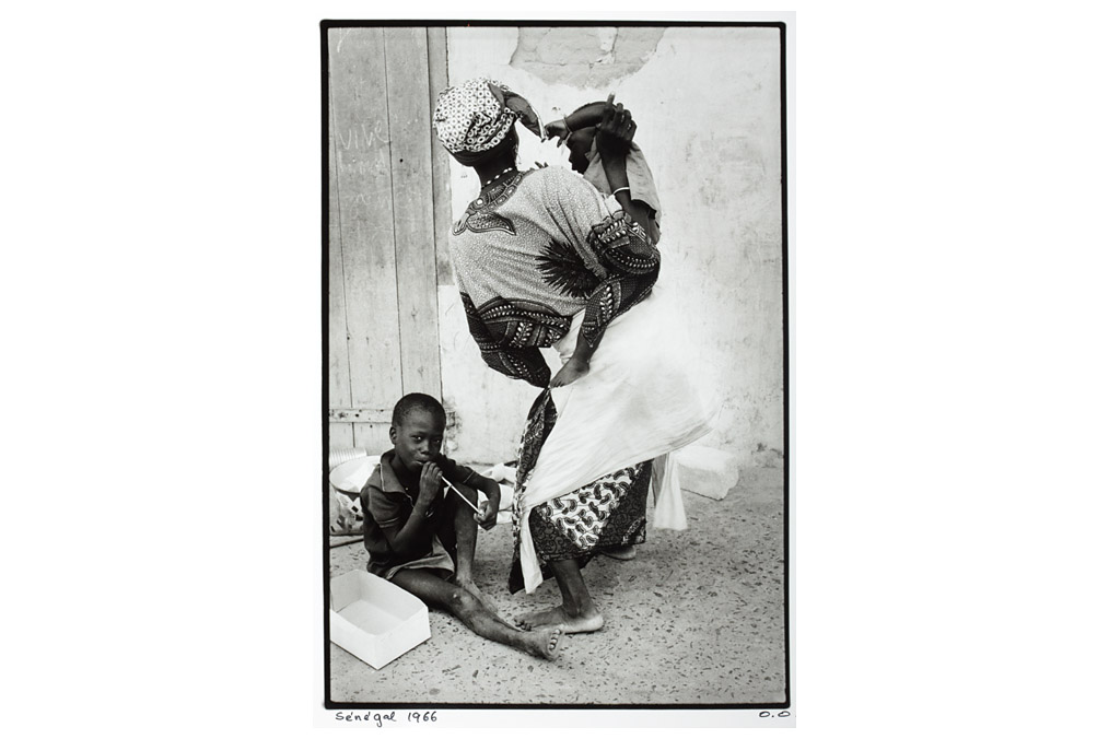 Blind woman with child, Okky Offerhaus (* 1933)