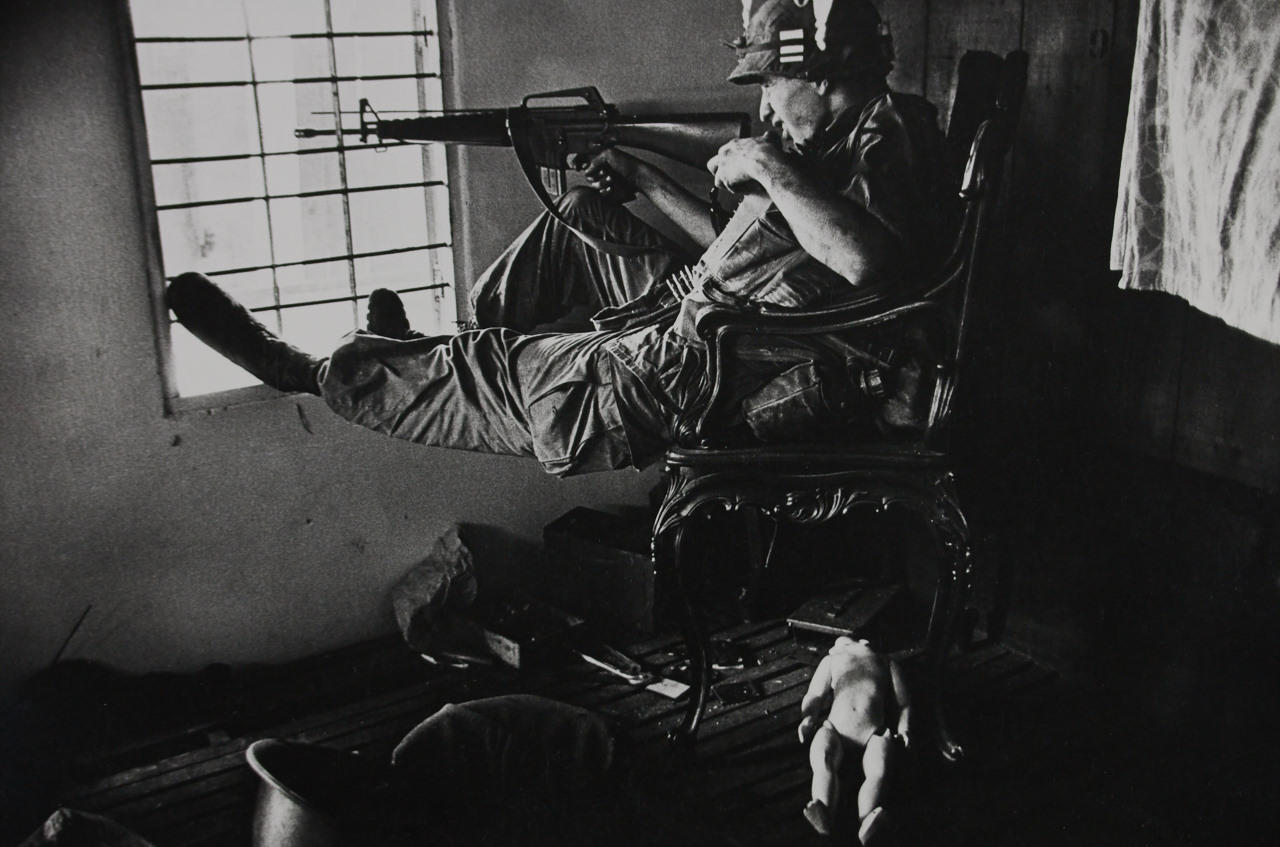 PHILIP JONES GRIFFITHS (1936–2008) Kampf um Saigon / The battle for Saigon, Vietnam 1968 * PHILIP JONES GRIFFITHS (1936–2008) Kampf um Saigon / The battle for Saigon, Vietnam 1968 *