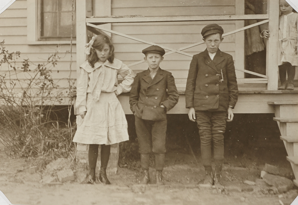 LEWIS HINE (1874–1940) Kinder auf einer Baumwollplantage / Children at a cotton plantation, c. 1910