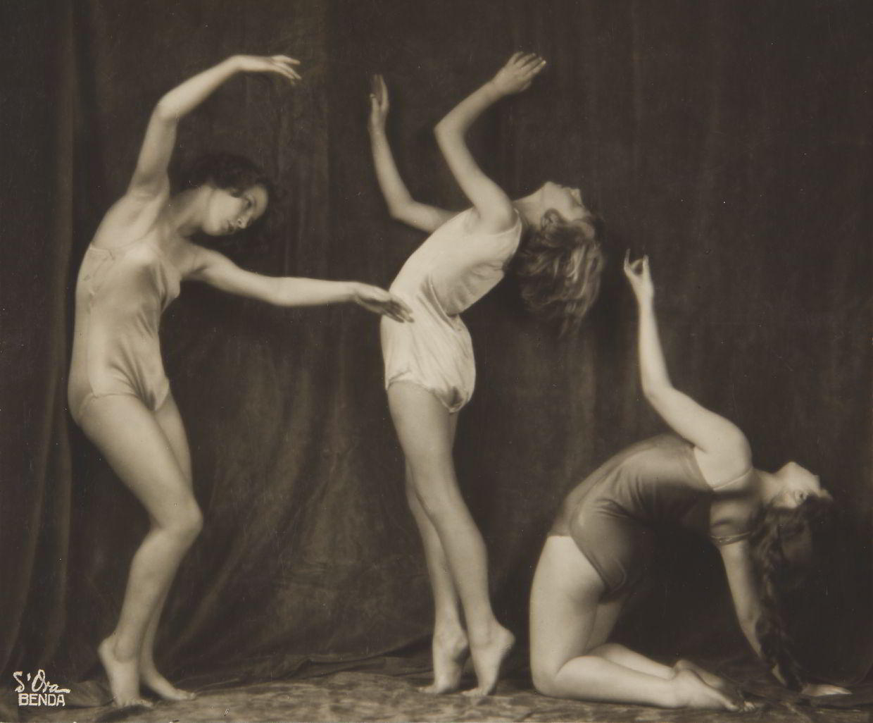 MADAME D’ORA / DORA KALLMUS (1881–1963) ARTHUR BENDA (1885–1969) Bodenwieser-Schule, Vienna 1925 MADAME D’ORA / DORA KALLMUS (1881–1963) ARTHUR BENDA (1885–1969) Bodenwieser-Schule, Vienna 1925