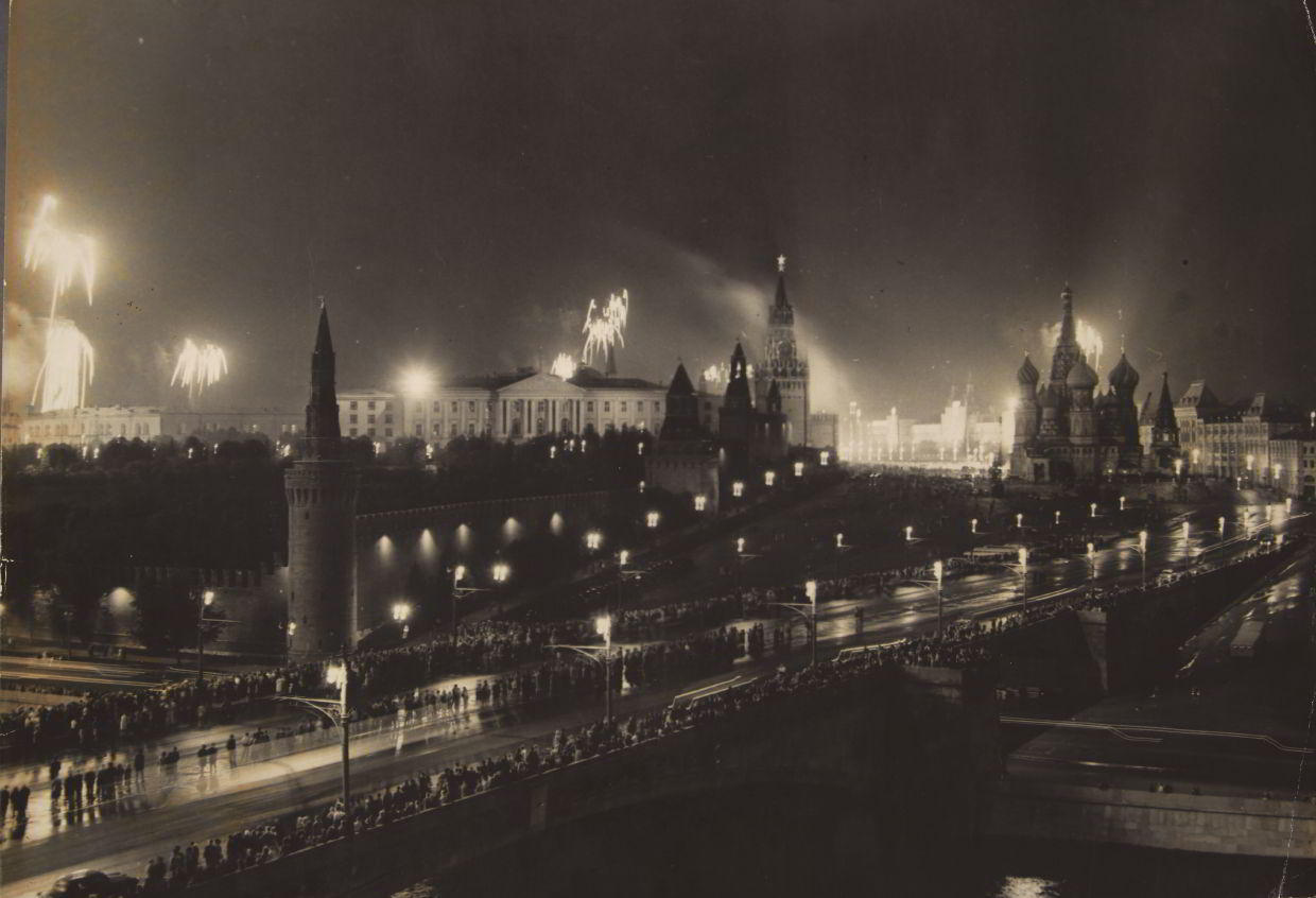 EMMANUIL EVZERIKHIN (1911–1984) Moskau bei Nacht (Große Moskwa-Brücke und Kreml) / Moscow at night (Moskvoretsky bridge and Kremlin), 1940s EMMANUIL EVZERIKHIN (1911–1984) Moskau bei Nacht (Große Moskwa-Brücke und Kreml) / Moscow at night (Moskvoretsky bridge and Kremlin), 1940s