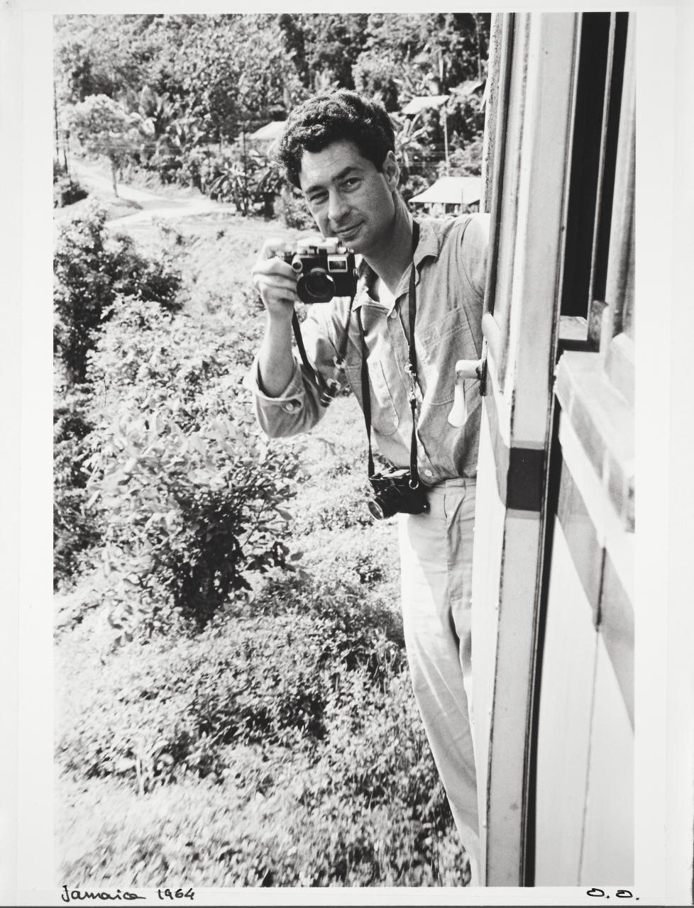 OKKY OFFERHAUS (* 1933) Elliott Erwitt with his two Leica M3s, Jamaica 1964