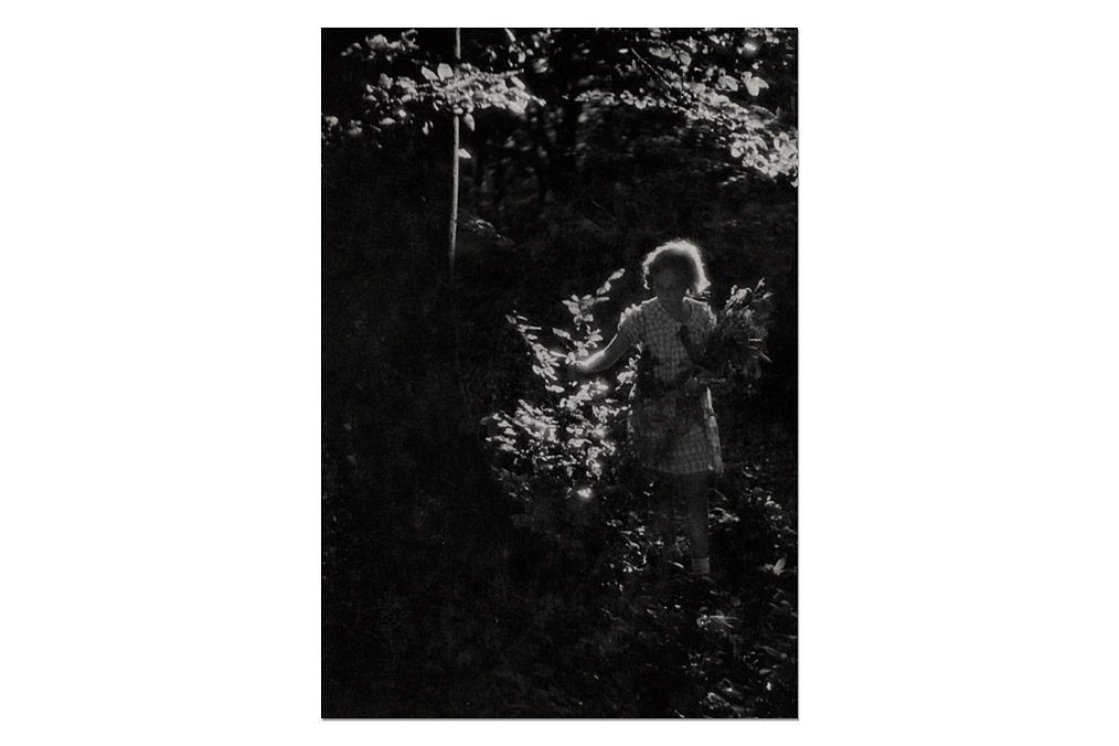 Jeno Dulovits (1903-1972), Mädchen mit Blumen im Wald / Little Girl with flowers in the forest