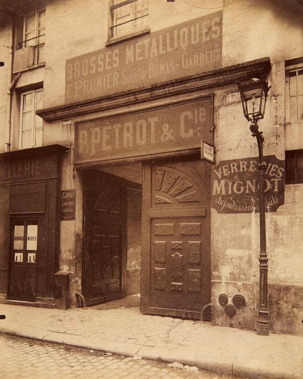 EUGÈNE ATGET (1857–1927) Hôtel 17 Rue Geoffroy, Langevin, Paris 1908