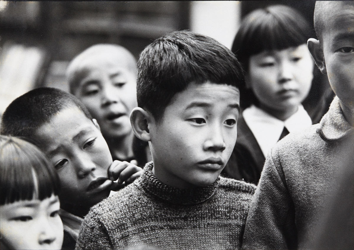 WERNER BISCHOF (1916–1954) Kinder beim Puppentheater / Children watching a puppet show, Tokyo 1951
