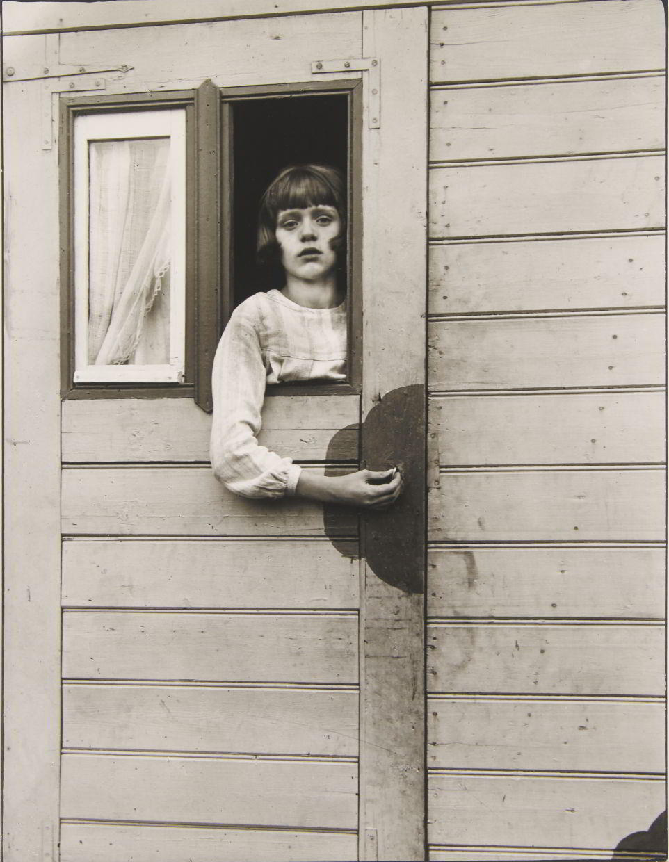 AUGUST SANDER (1876–1964) Mädchen im Kirmeswagen / Girl in Fairground Caravan, Cologne 1926-32