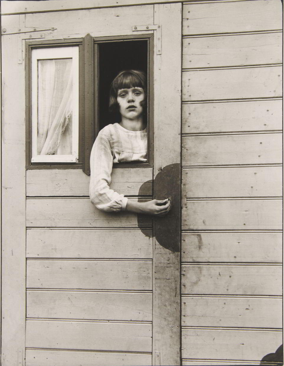 AUGUST SANDER (1876–1964) Mädchen im Kirmeswagen / Girl in Fairground Caravan, Cologne 1926-32 AUGUST SANDER (1876–1964) Mädchen im Kirmeswagen / Girl in Fairground Caravan, Cologne 1926-32