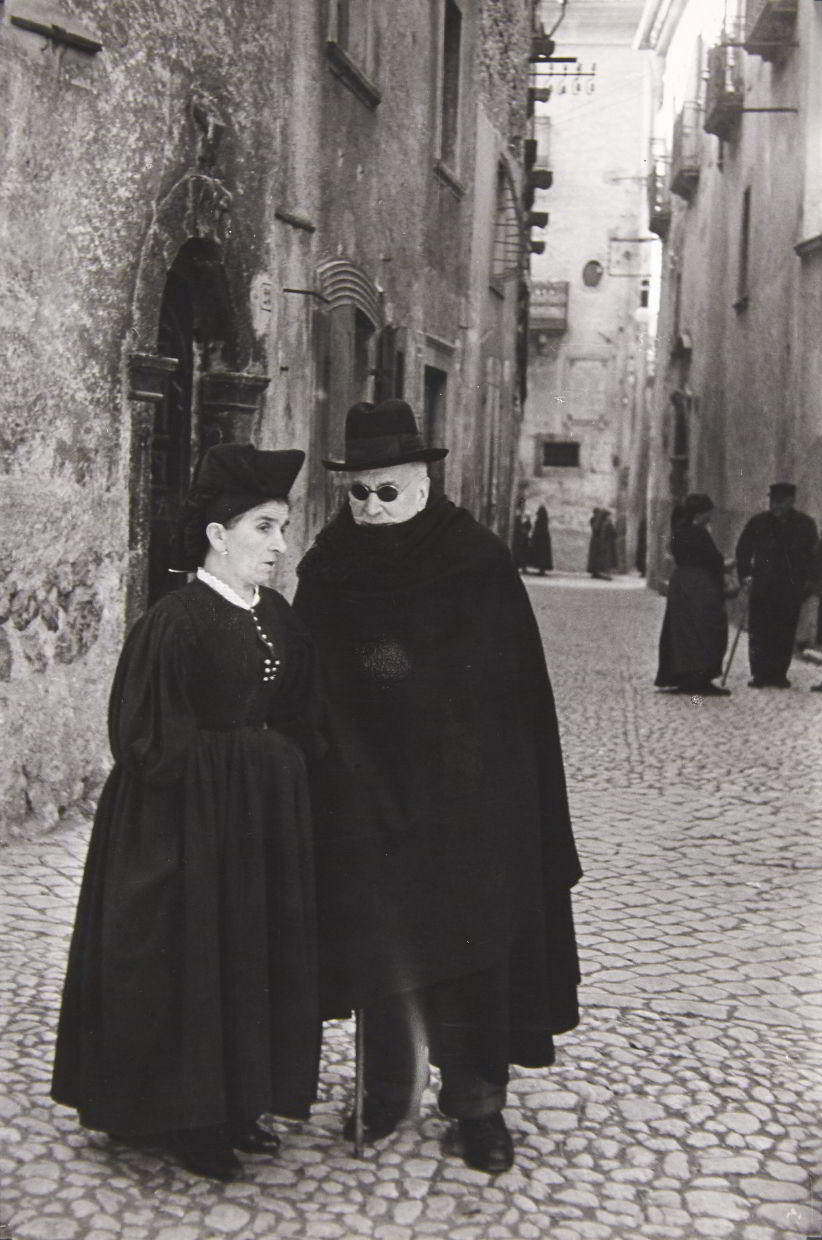 HENRI CARTIER-BRESSON (1908–2004) Scanno, Abruzzo 1951 HENRI CARTIER-BRESSON (1908–2004) Scanno, Abruzzo 1951