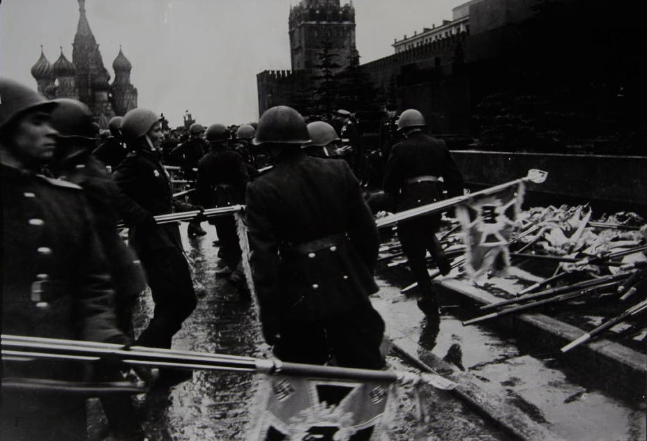 YEVGENI KHALDEI (1927–1997) Faschistische Flaggen werden zerstört - Siegesfeier am Roten Platz / Fascist flags being destroyed - Victory celebration on Red Square, Moscow July 24th 1945 YEVGENI KHALDEI (1927–1997) Faschistische Flaggen werden zerstört - Siegesfeier am Roten Platz / Fascist flags being destroyed - Victory celebration on Red Square, Moscow July 24th 1945