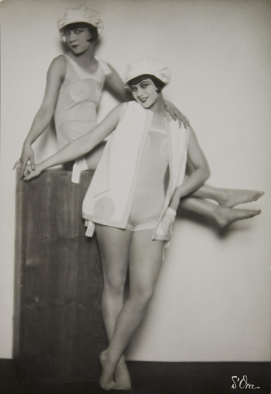 MADAME D'ORA (1881–1963) ‘Die Schwestern S. in Badeanzügen’ (The sisters S. in swimwear), Paris 1926