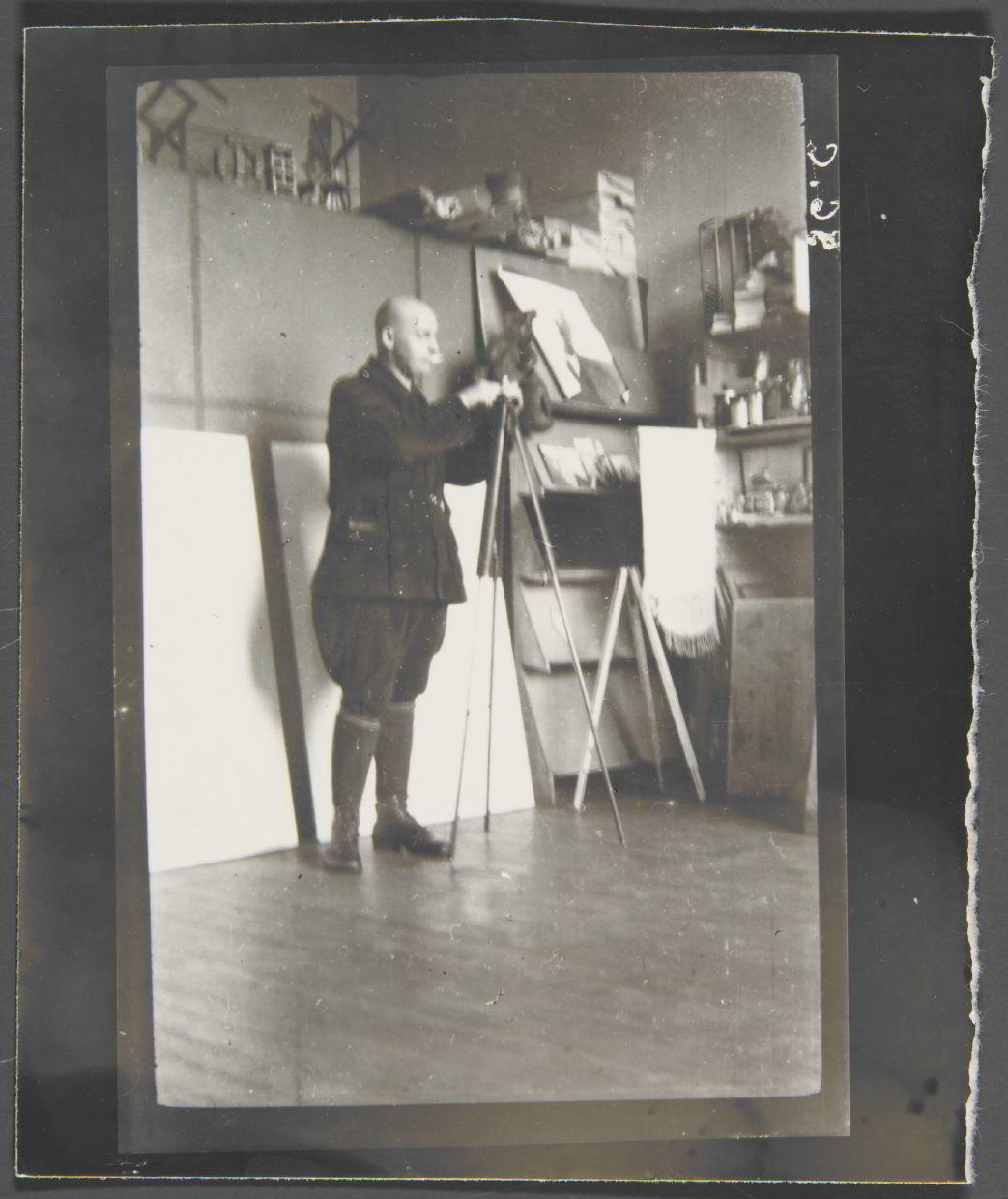 VARVARA STEPANOVA (1894–1958) Rodchenko in seinem Studio / in his studio, Moscow 1925 VARVARA STEPANOVA (1894–1958) Rodchenko in seinem Studio / in his studio, Moscow 1925