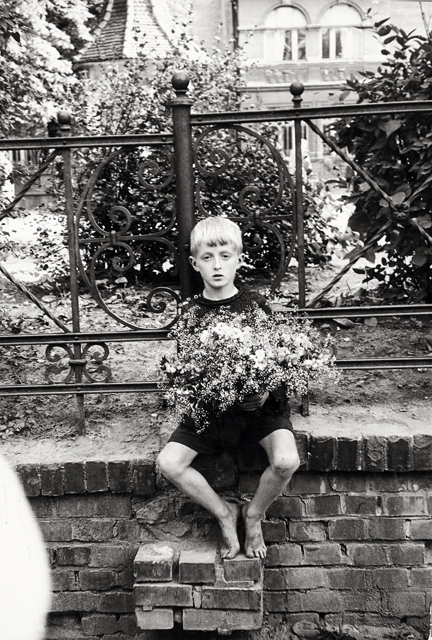 ERICH LESSING (* 1923) A young boy sells flowers in Sopot, the once elegant spa near Gdansk, Poland 1956