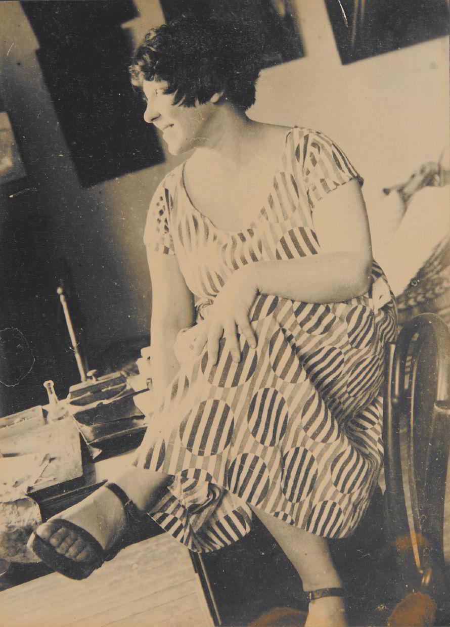 ALEXANDER RODCHENKO (1891–1956) Varvara Stepanova in einem Kleid aus einem von ihr entworfenen Stoff / in the dress made out of fabric printed after her design, USSR 1924 ALEXANDER RODCHENKO (1891–1956) Varvara Stepanova in einem Kleid aus einem von ihr entworfenen Stoff / in the dress made out of fabric printed after her design, USSR 1924